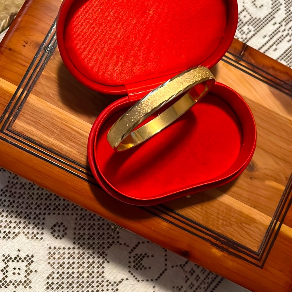 🌻3 for$15🌻 Beautiful gold bangle bracelet, see picture for detail of design.
